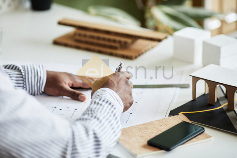 Архитектурный проект на столе с инструментами
