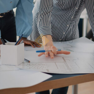 Архитекторы анализируют проект и чертежи зданий