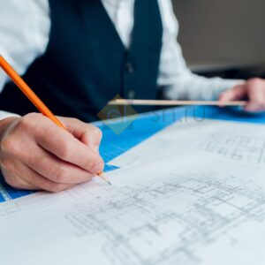 Рука архитектора создает проект инженерной системы