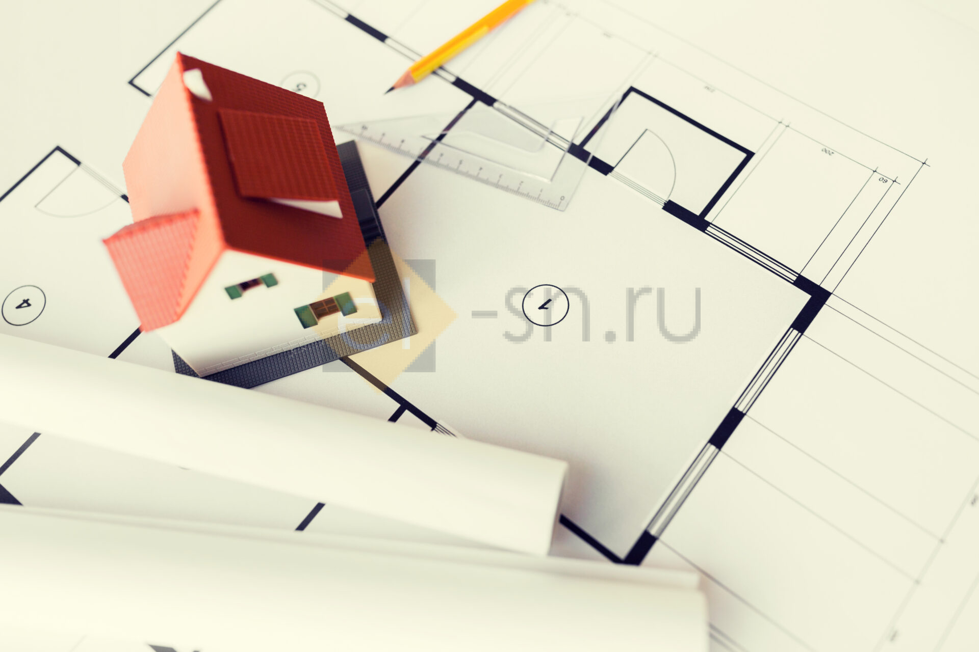 Проект дома на архитектурном плане с макетом