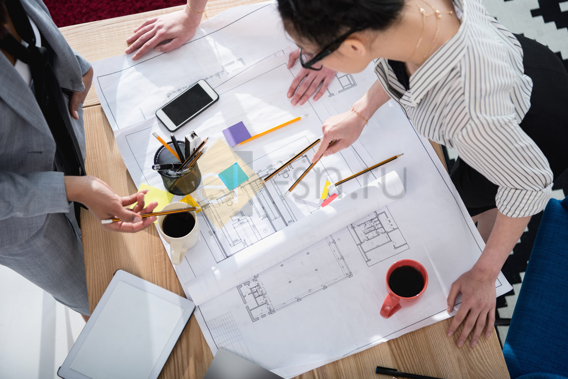 Команда архитекторов работает над проектом инженерных систем