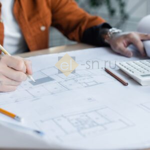 Татуированный инженер проектирует современные инженерные системы