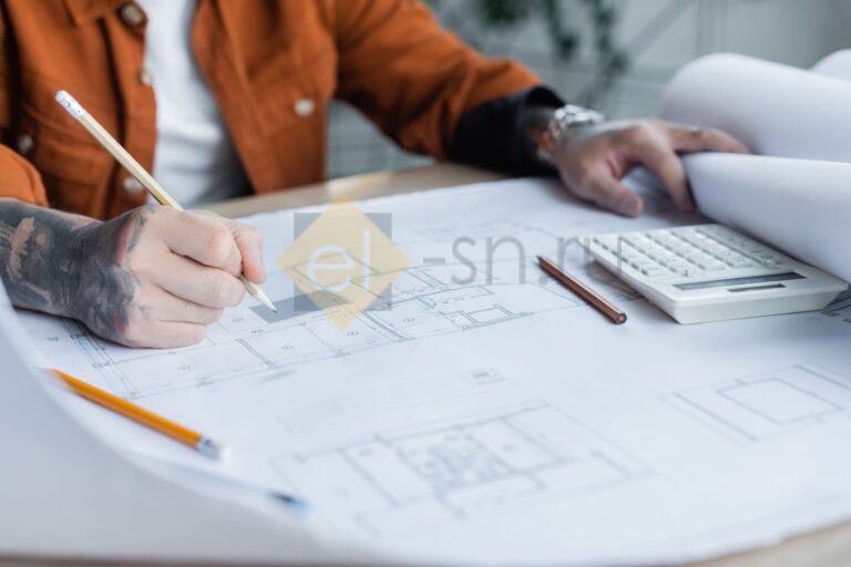 Татуированный инженер проектирует современные инженерные системы