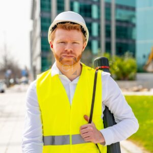 Инженер в безопасной экипировке проектирует системы.
