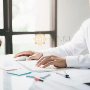 Инженер проектирует чертеж на компьютере в офисе