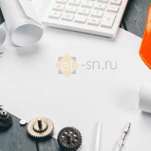 Инженерное рабочее место с чертежами и инструментами