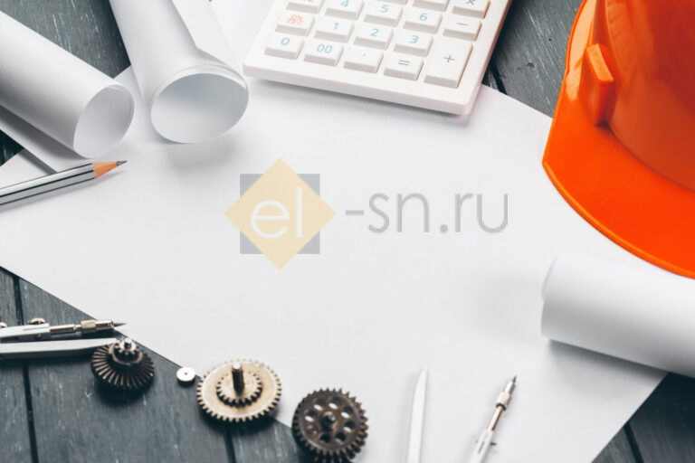 Инженерное рабочее место с чертежами и инструментами