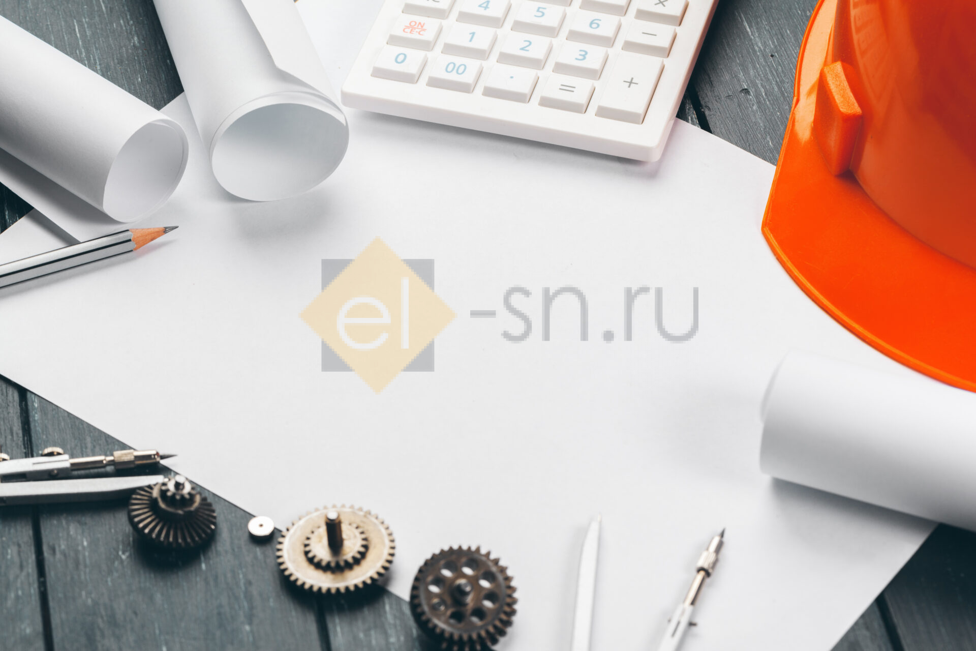Инженерное рабочее место с чертежами и инструментами