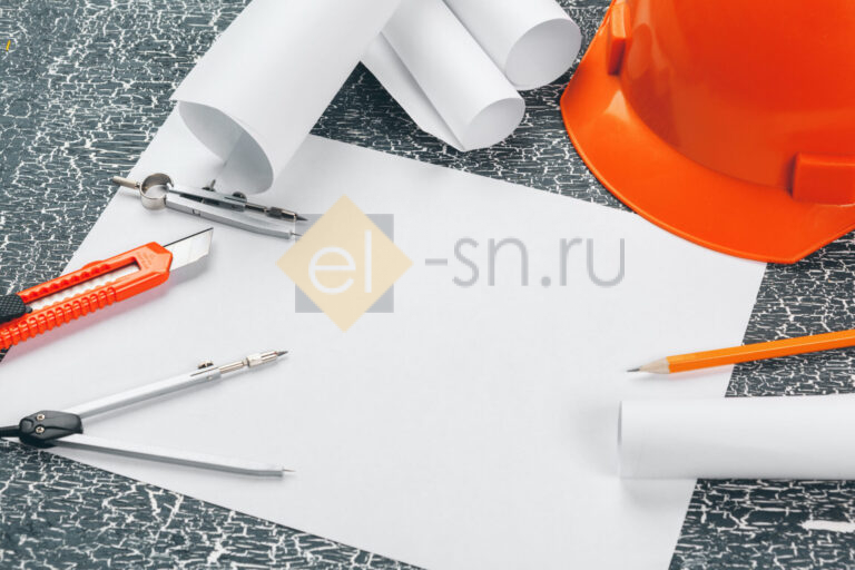 Инженерное рабочее место с чертежами и проектами
