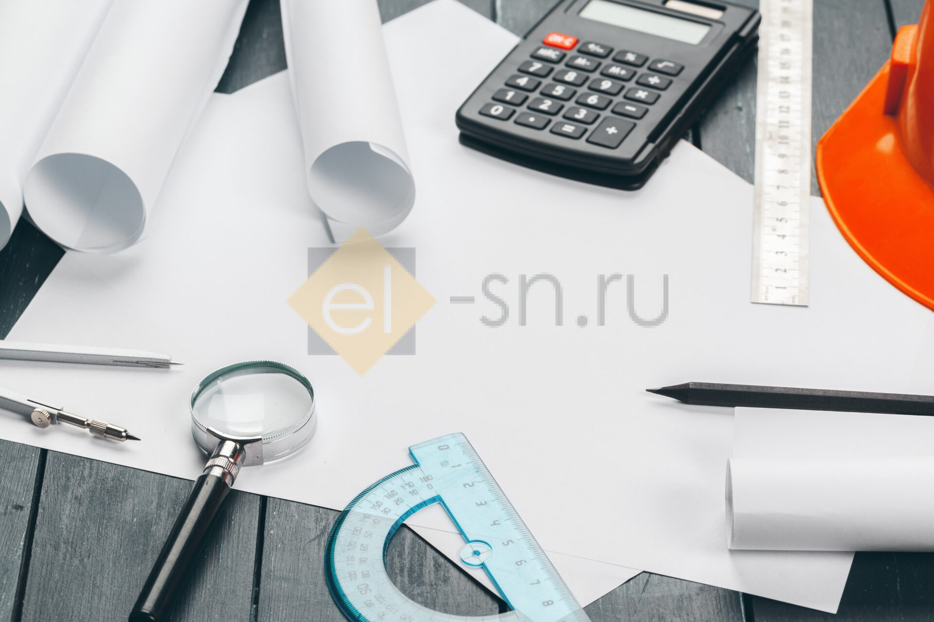 Инженерное рабочее место с чертежами и инструментами