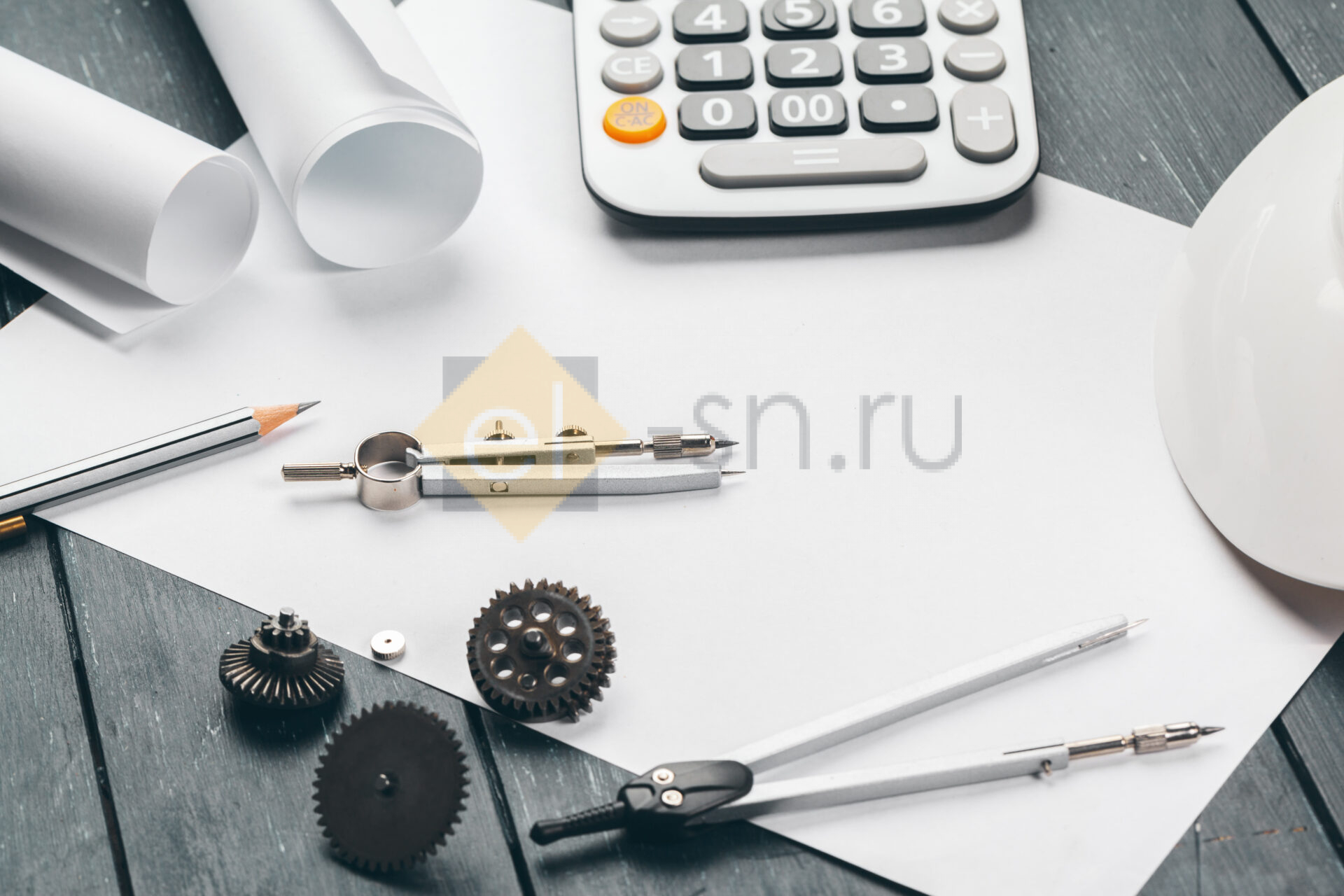 Проектирование, чертежи, инструменты и инженерные материалы на рабочем месте