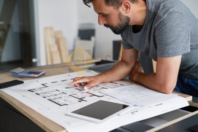 Молодой carpenter изучает проект строительных работ внимательно